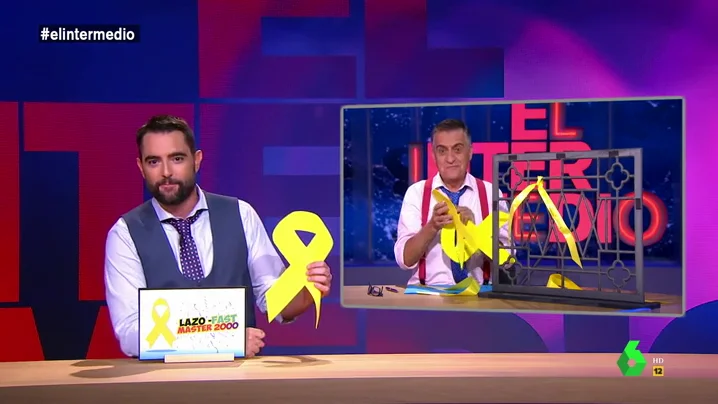 El Intermedio presenta el 'Lazo-Fast Máster 2000': la manera más fácil de quitar y poner lazos amarillos