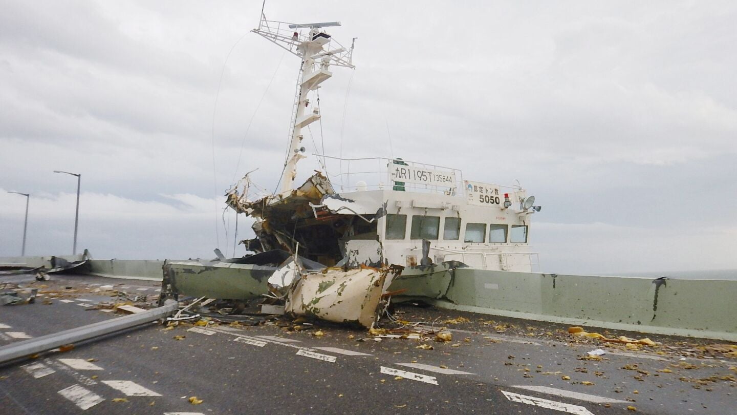 un barco colisionado con un puente cercano al aeropuerto Kansai como consecuencia de las fuertes rachas de viento por el tif&oacute;n Jebi, en Osaka, Jap&oacute;n