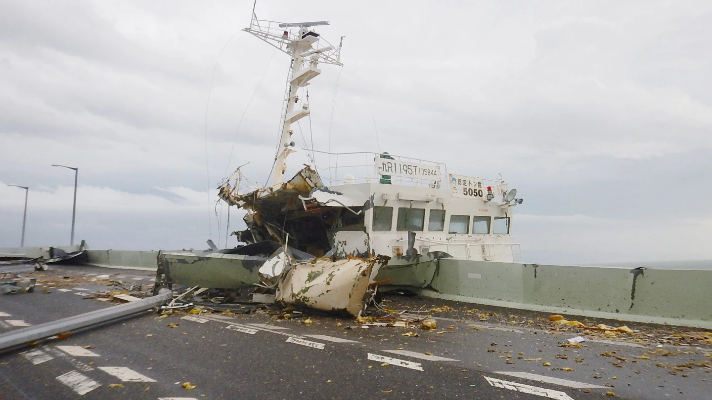 un barco colisionado con un puente cercano al aeropuerto Kansai como consecuencia de las fuertes rachas de viento por el tifón Jebi, en Osaka, Japón un barco colisionado con un puente cercano al aeropuerto Kansai como consecuencia de las fuertes rachas de viento por el tifón Jebi, en Osaka, Japón