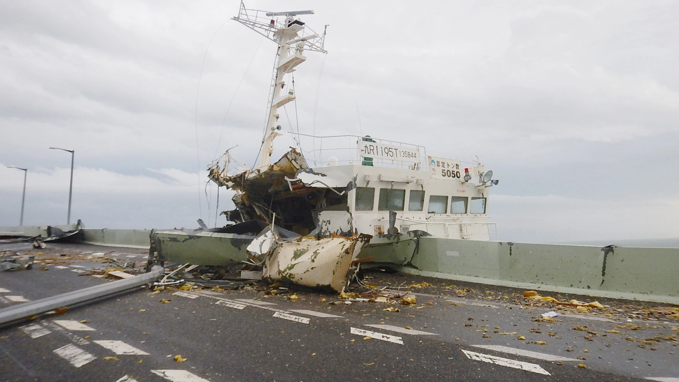 un barco colisionado con un puente cercano al aeropuerto Kansai como consecuencia de las fuertes rachas de viento por el tifón Jebi, en Osaka, Japón