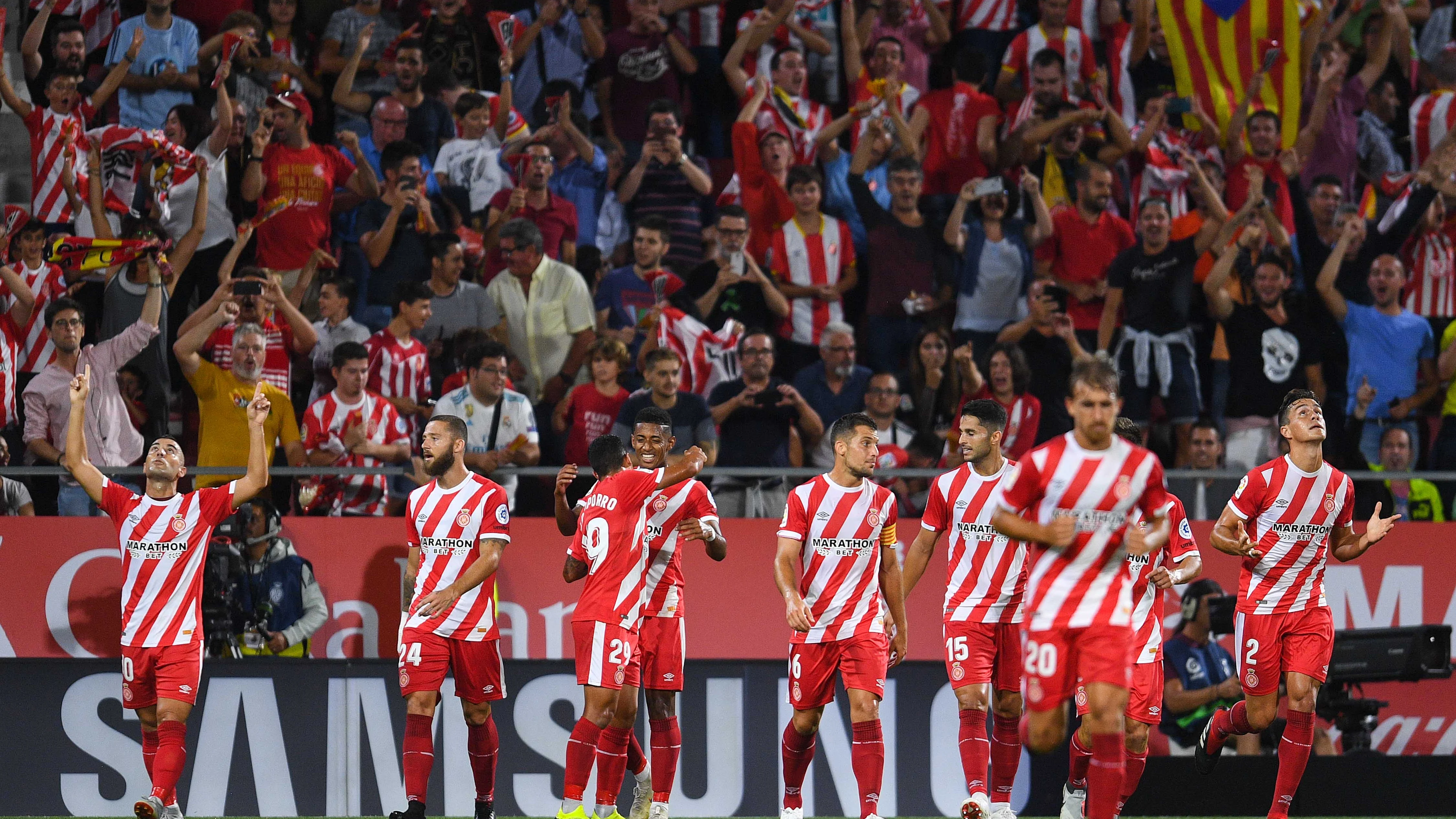 Los jugadores del Girona celebran un gol