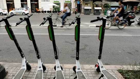 Patinetes eléctricos Patinetes eléctricos en una acera