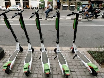 Patinetes eléctricos en una acera Patinetes eléctricos en una acera