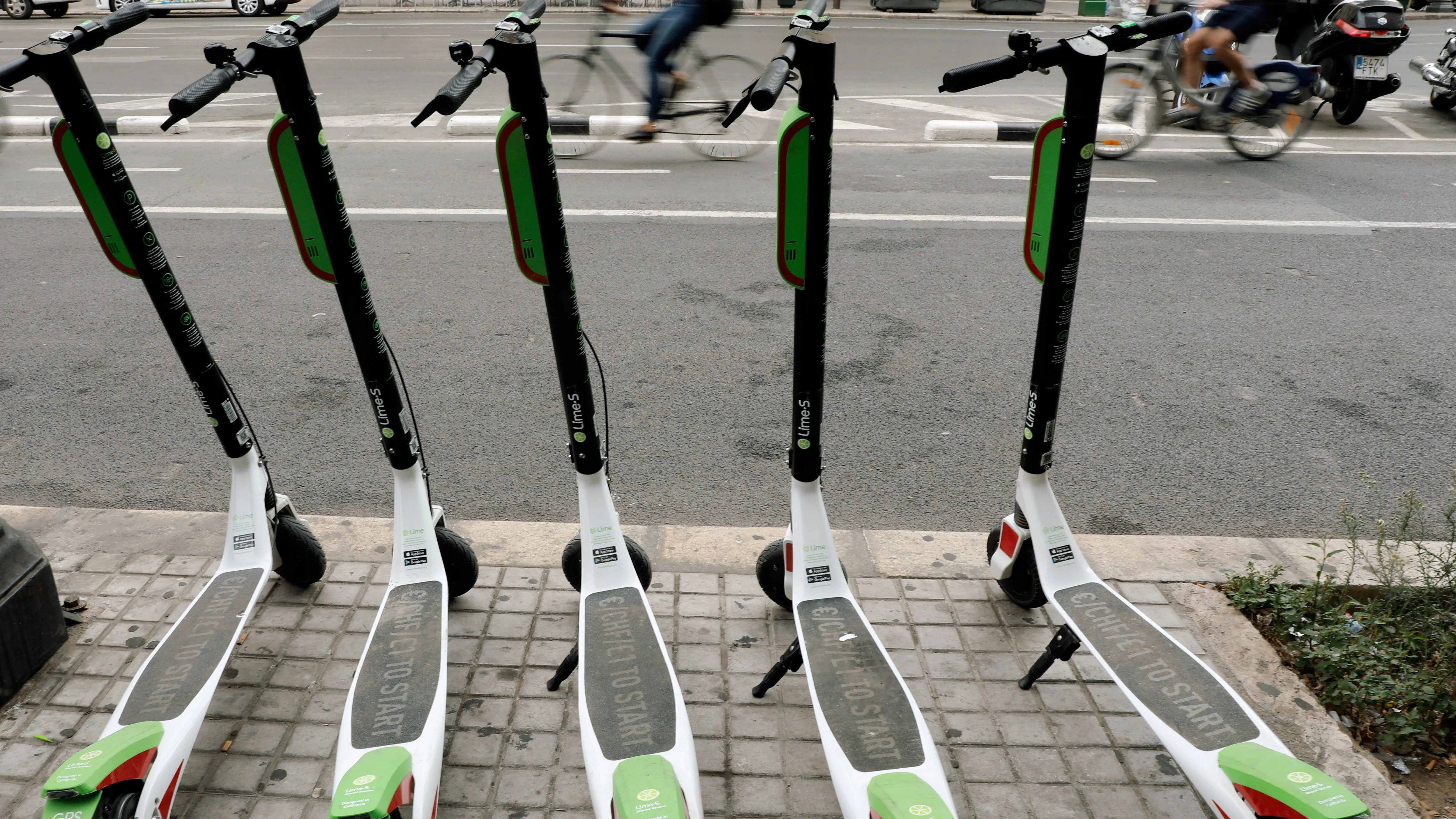 Patinetes eléctricos en una acera