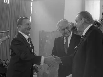 Entrega del Premio de la Paz del Comercio Librero Alemán, en 1973, al Club de Roma Entrega del Premio de la Paz del Comercio Librero Alemán, en 1973, al Club de Roma