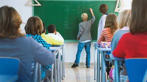 Dos profesores dan clase a un grupo de alumnos