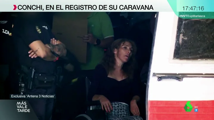 Moviéndose a pesar de su supuesta tetraplejia: así ha sido el registro de la caravana de la viuda negra de Alicante