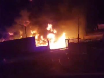 Se declara un incendio en una fábrica de Alginet, en Valencia Se declara un incendio en una fábrica de Alginet, en Valencia