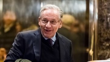 Fotografía de archivo tomada el 3 de enero de 2017 que muestra al periodista estadounidense Bob Woodward a su llegada a la Torre Trump en Nueva York