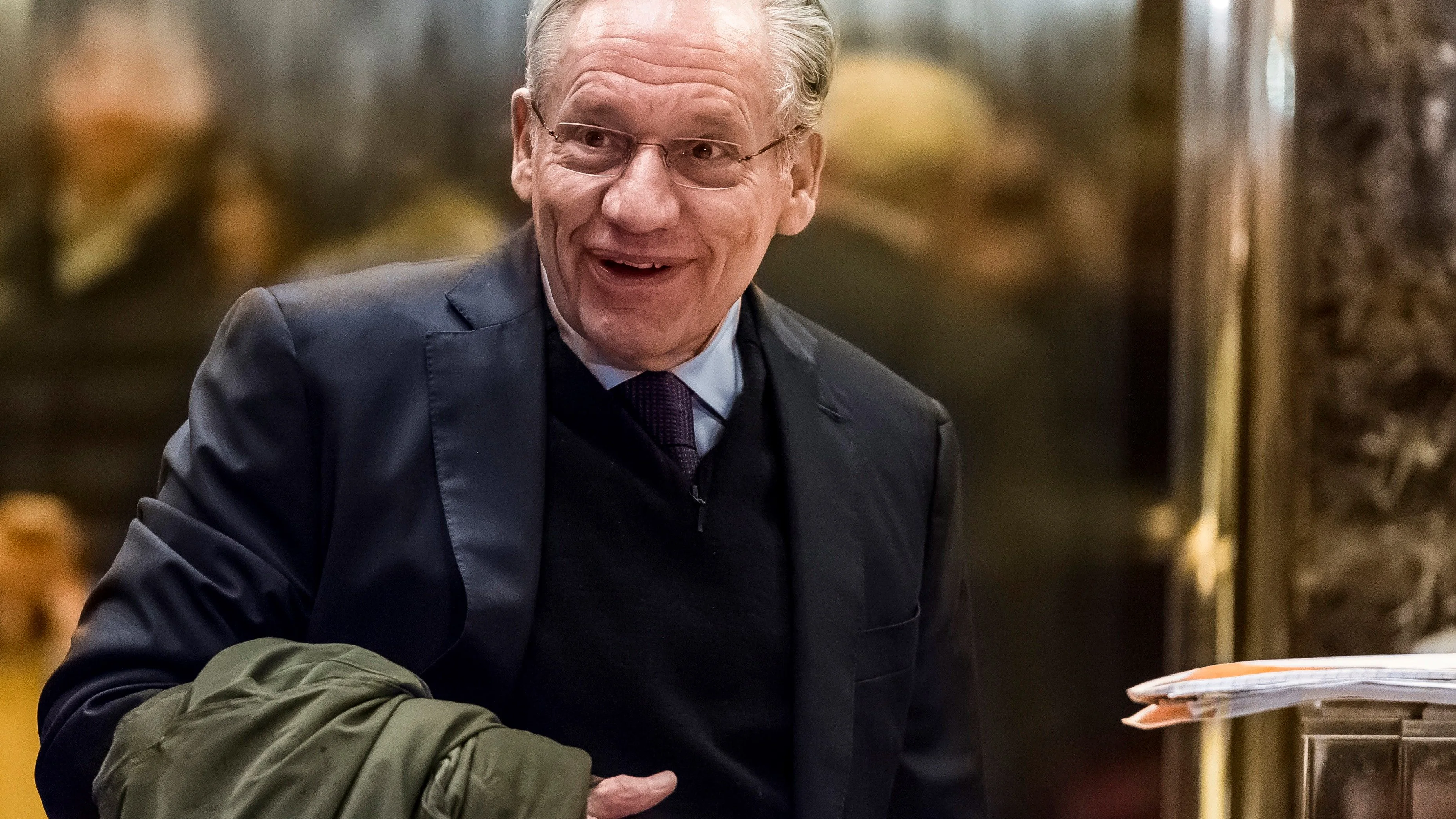 Fotografía de archivo tomada el 3 de enero de 2017 que muestra al periodista estadounidense Bob Woodward a su llegada a la Torre Trump en Nueva York