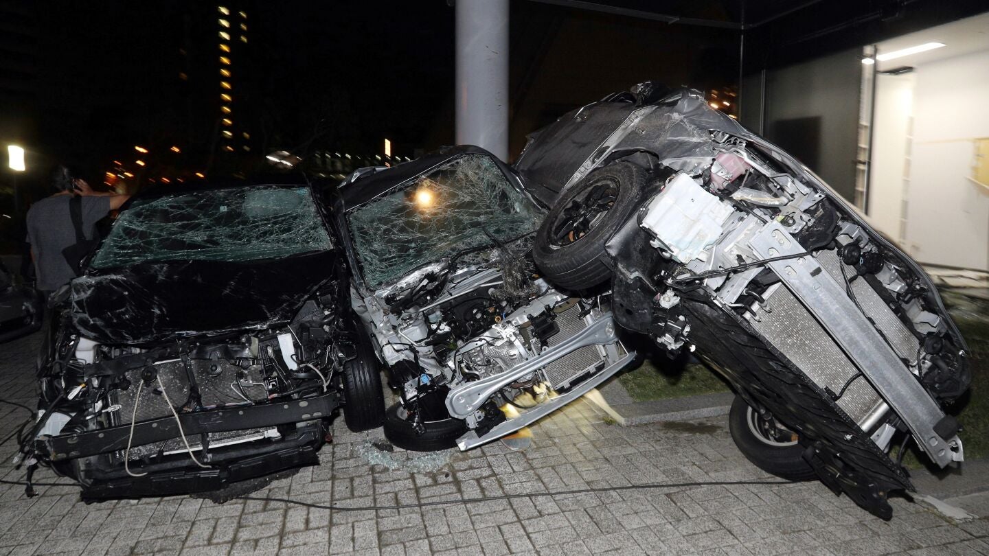Coches destrozados como consecuencia de las fuertes rachas de viento por el tif&oacute;n Jebi, en Osaka, Jap&oacute;n