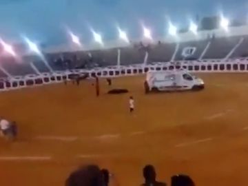 Denuncian el uso de una ambulancia para retirar a un toro muerto de un festejo en Valdepeñas Denuncian el uso de una ambulancia para retirar a un toro muerto de un festejo en Valdepeñas