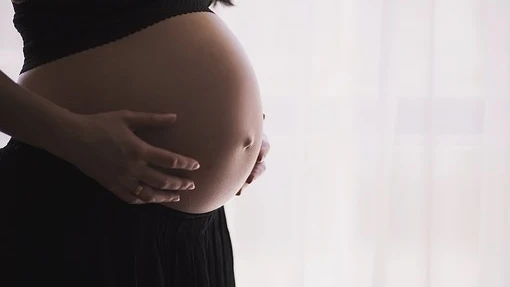 Imagen de archivo de una mujer embarazada