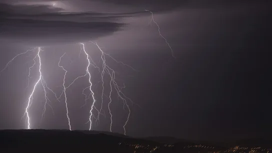 En la foto, tormenta eléctrica vista desde el monte Cepudo en Vigo y la Playa de Domaio. En la foto, tormenta eléctrica vista desde el monte Cepudo en Vigo y la Playa de Domaio.