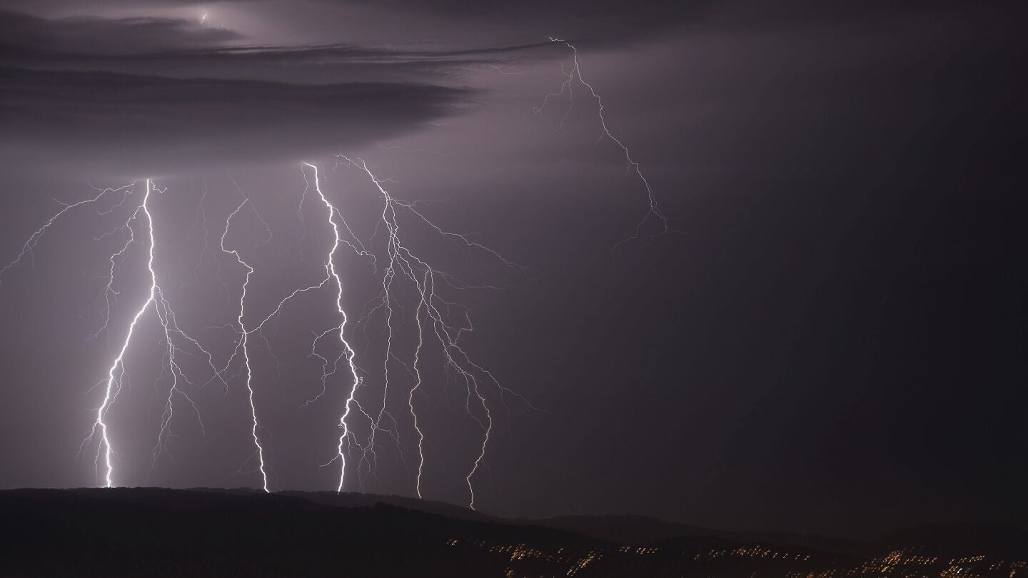 En la foto, tormenta el&eacute;ctrica vista desde el monte Cepudo en Vigo y la Playa de Domaio. 