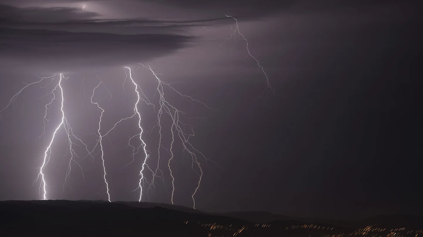 En la foto, tormenta eléctrica vista desde el monte Cepudo en Vigo y la Playa de Domaio. En la foto, tormenta eléctrica vista desde el monte Cepudo en Vigo y la Playa de Domaio.