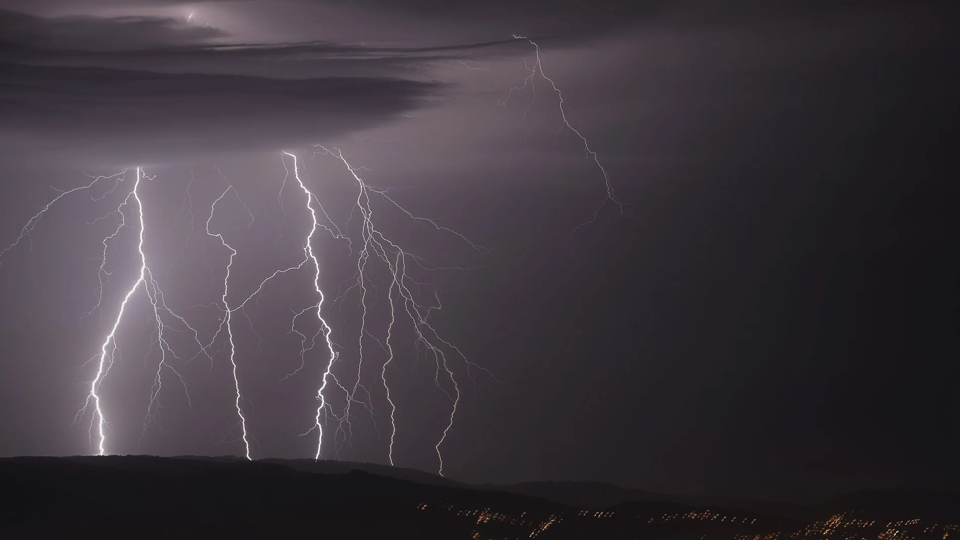 En la foto, tormenta eléctrica vista desde el monte Cepudo en Vigo y la Playa de Domaio. 