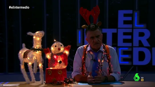 Un reno y un muñeco de nieve con luces: El Intermedio se planta contra la subida de la luz e ilumina el plató con adornos navideños Un reno y un muñeco de nieve con luces: El Intermedio se planta contra la subida de la luz e ilumina el plató con adornos navideños