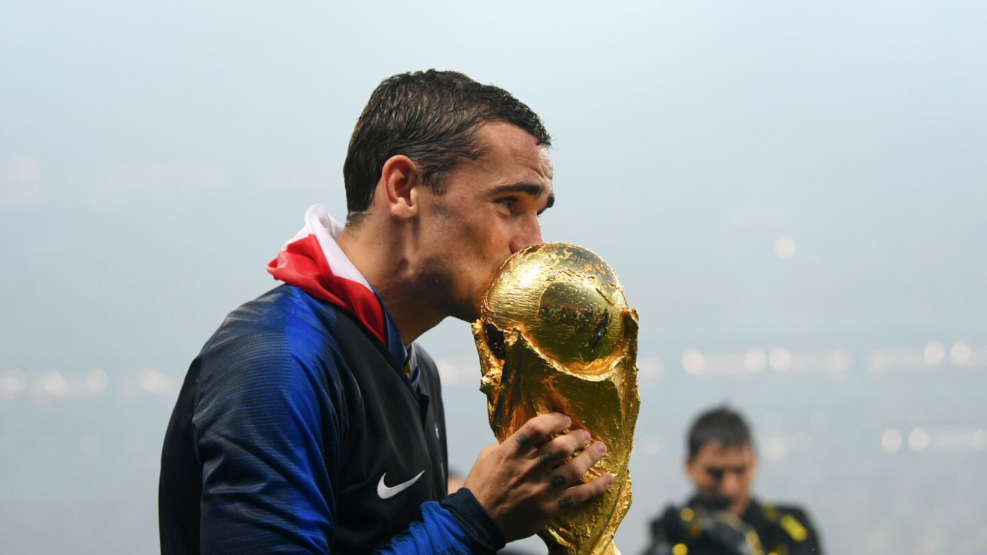 Griezmann, con el trofeo del Mundial en sus manos