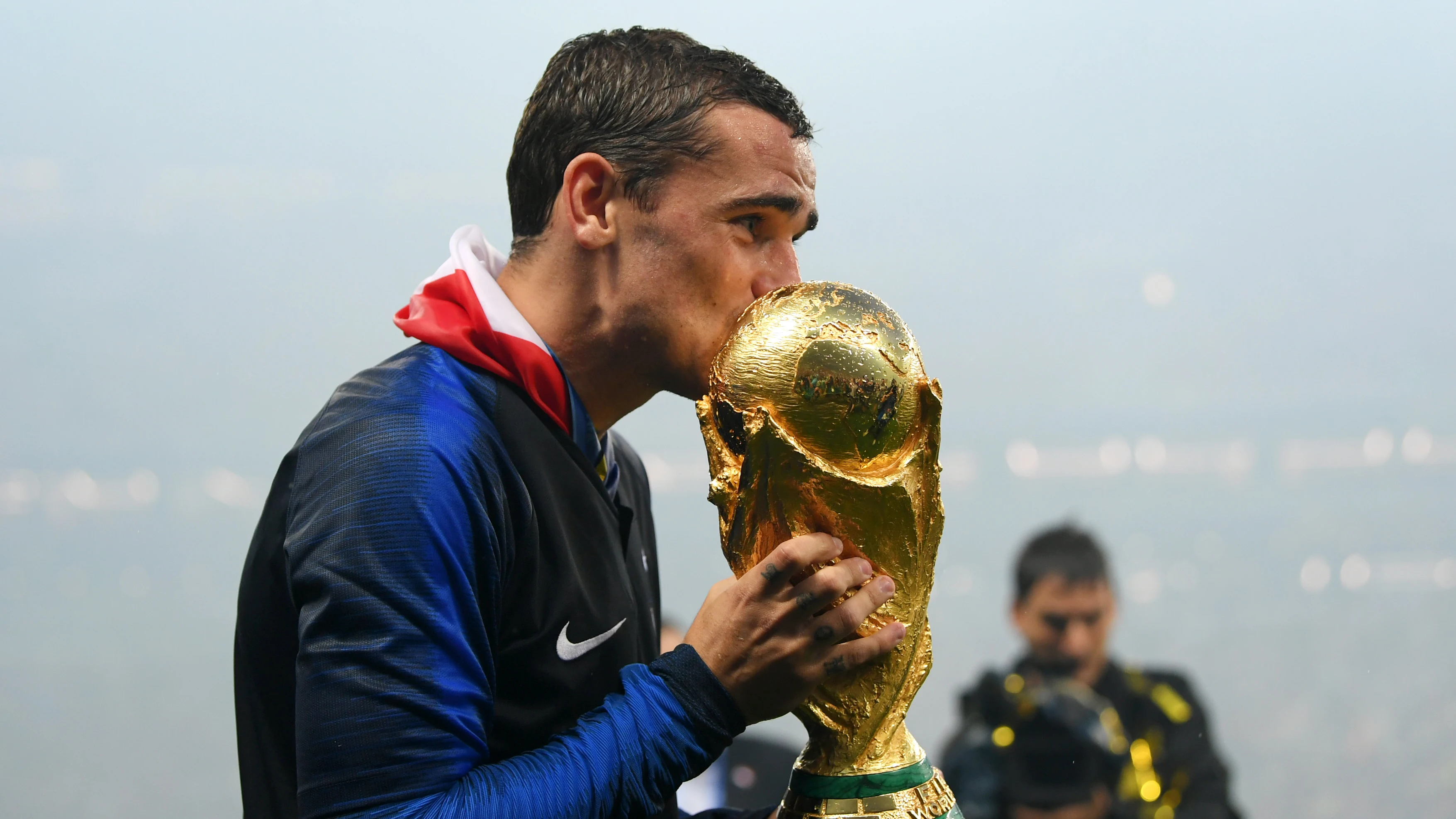 Griezmann, con el trofeo del Mundial en sus manos