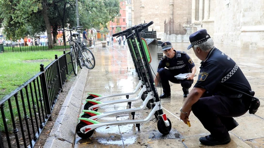 Unos agentes de la Policía Local trabajan en la retirada de los patinetes  Unos agentes de la Policía Local trabajan en la retirada de los patinetes
