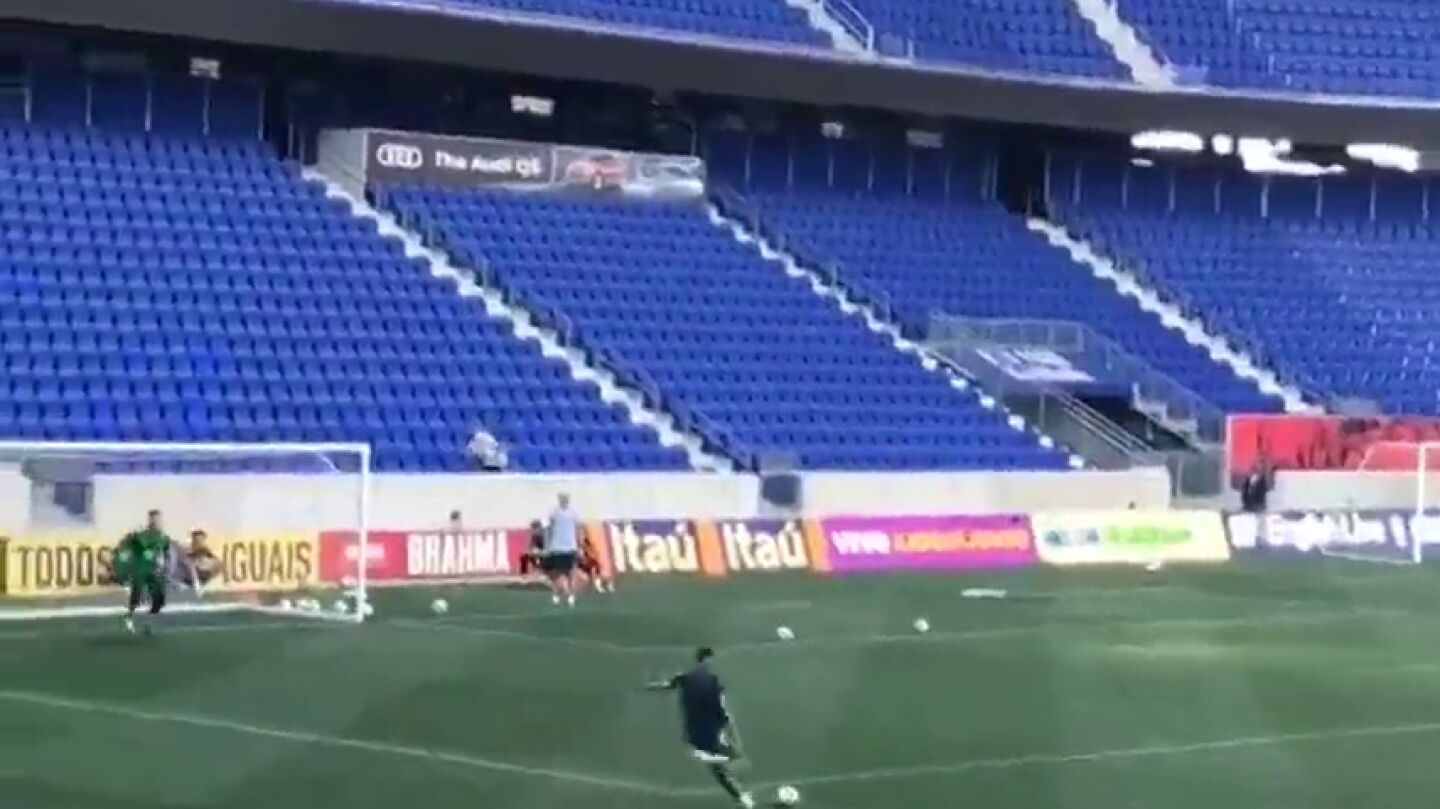El golazo de Neymar en un entrenamiento con celebraci&oacute;n 'a lo Cristiano'