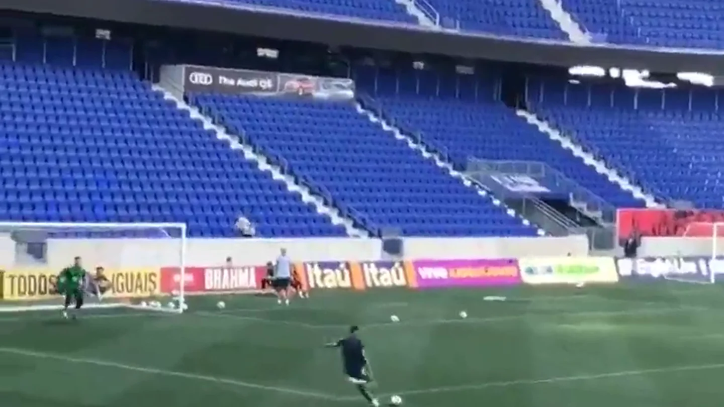 El golazo de Neymar en un entrenamiento con celebración 'a lo Cristiano' El golazo de Neymar en un entrenamiento con celebración 'a lo Cristiano'