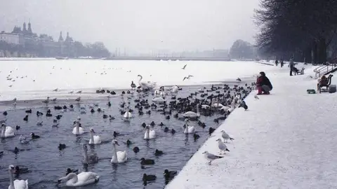 Lago helado ¿Es mejor visitar los países nórdicos en verano o en invierno?