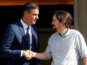 El presidente del Gobierno, Pedro Sánchez, recibe al secretario general de Podemos, Pablo Iglesias. El presidente del Gobierno, Pedro Sánchez, recibe al secretario general de Podemos, Pablo Iglesias.