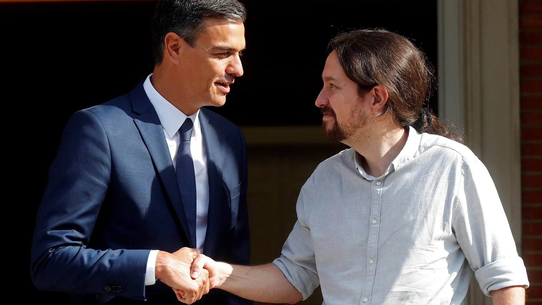 El presidente del Gobierno, Pedro Sánchez, recibe al secretario general de Podemos, Pablo Iglesias.
