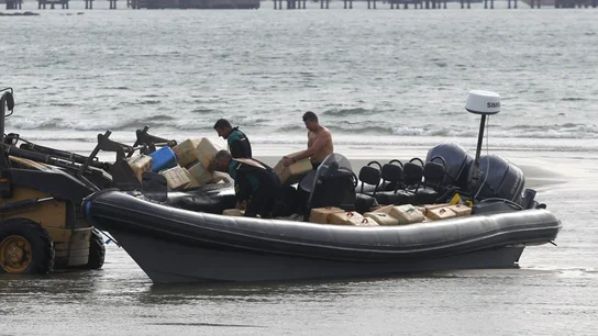 Agentes de la Guardia Civil trasladan los fardos de hachís incautados en una embarcación de tipo neumática en Cádiz Agentes de la Guardia Civil trasladan los fardos de hachís incautados en una embarcación de tipo neumática en Cádiz