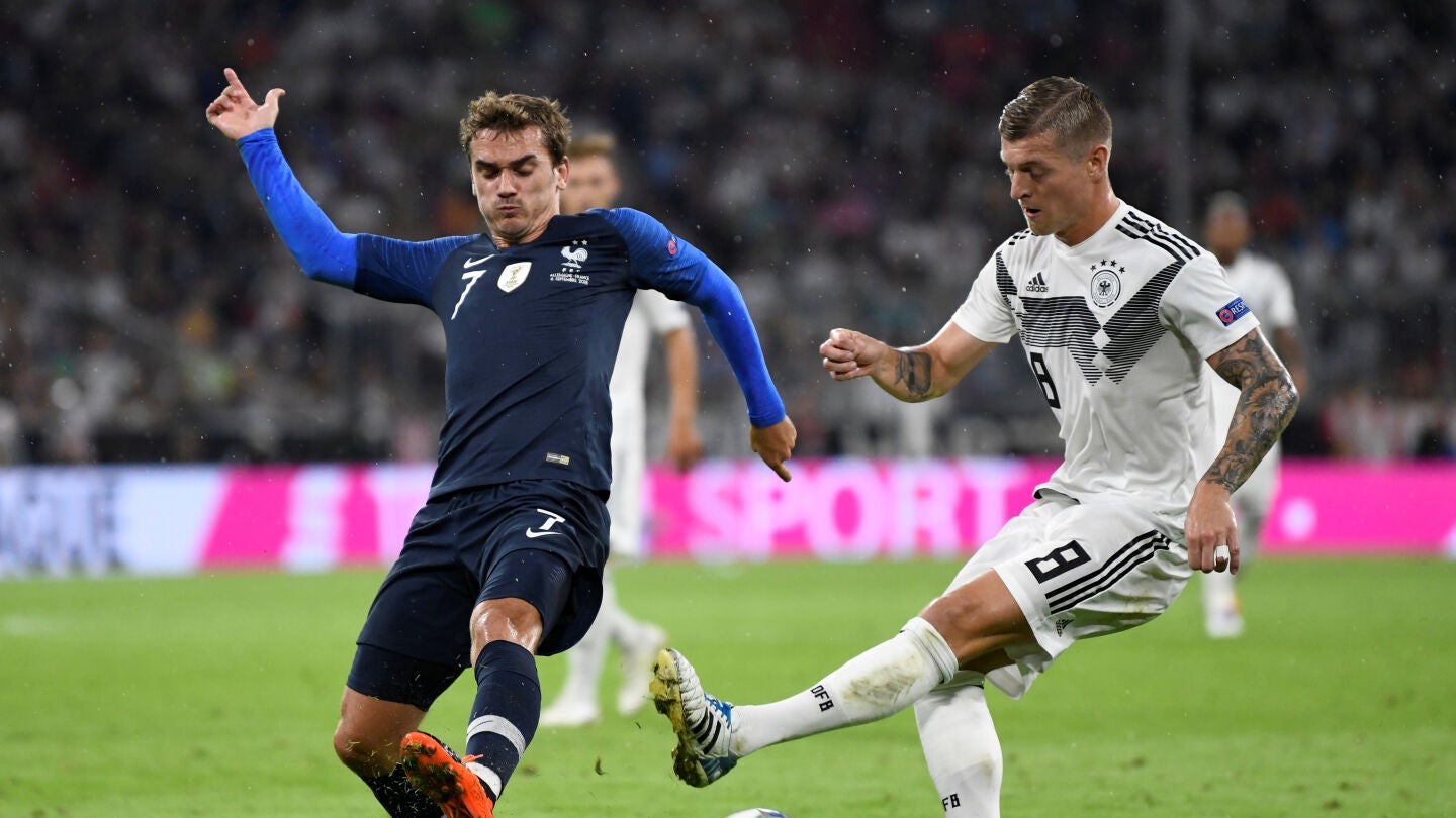 Kroos pasa el bal&oacute;n ante la defensa de Griezmann