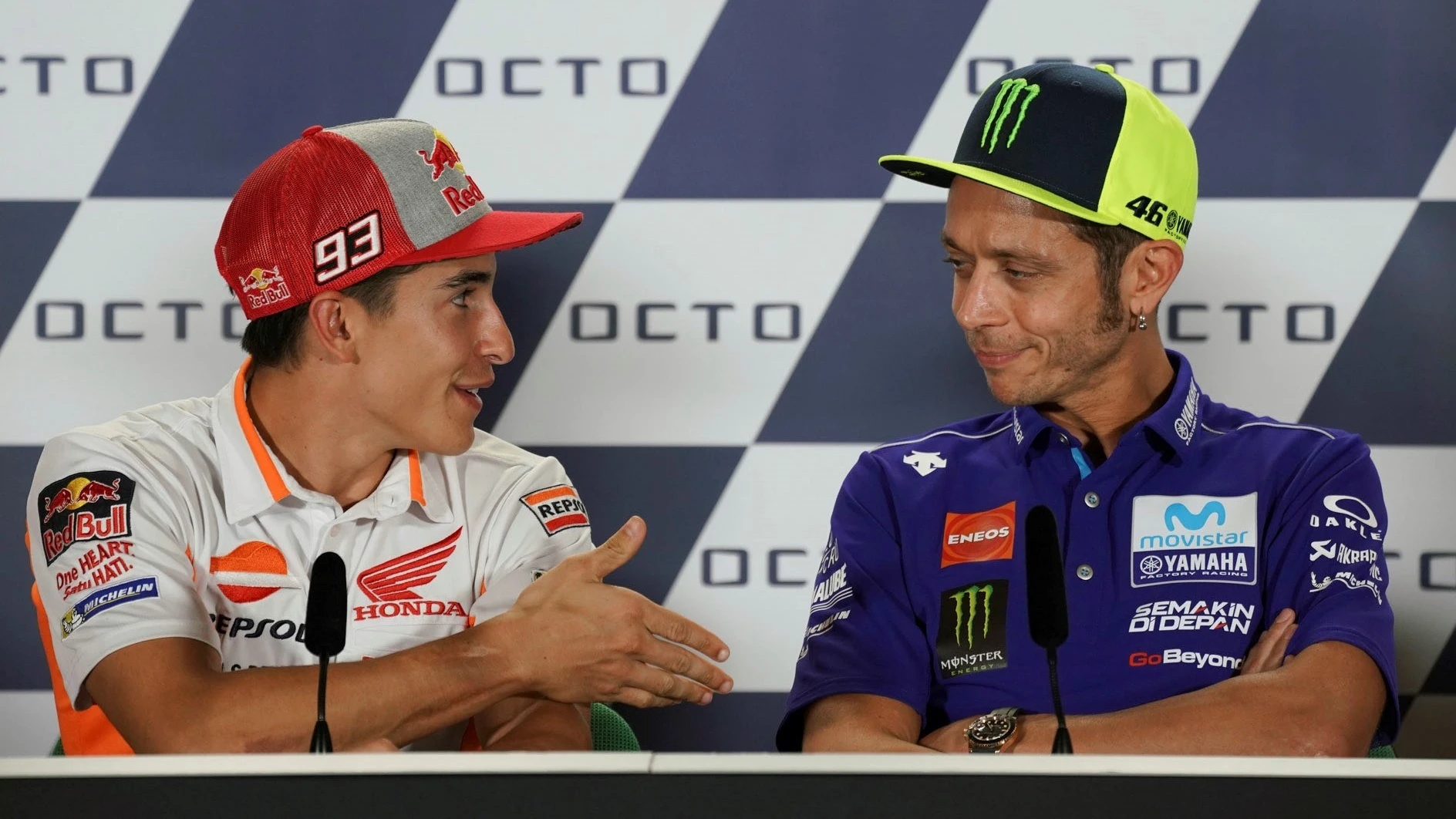 Marc Márquez intenta darle la mano a Rossi y el italiano se niega