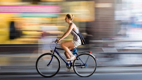 Mujer en bicicleta Mujer en bicicleta