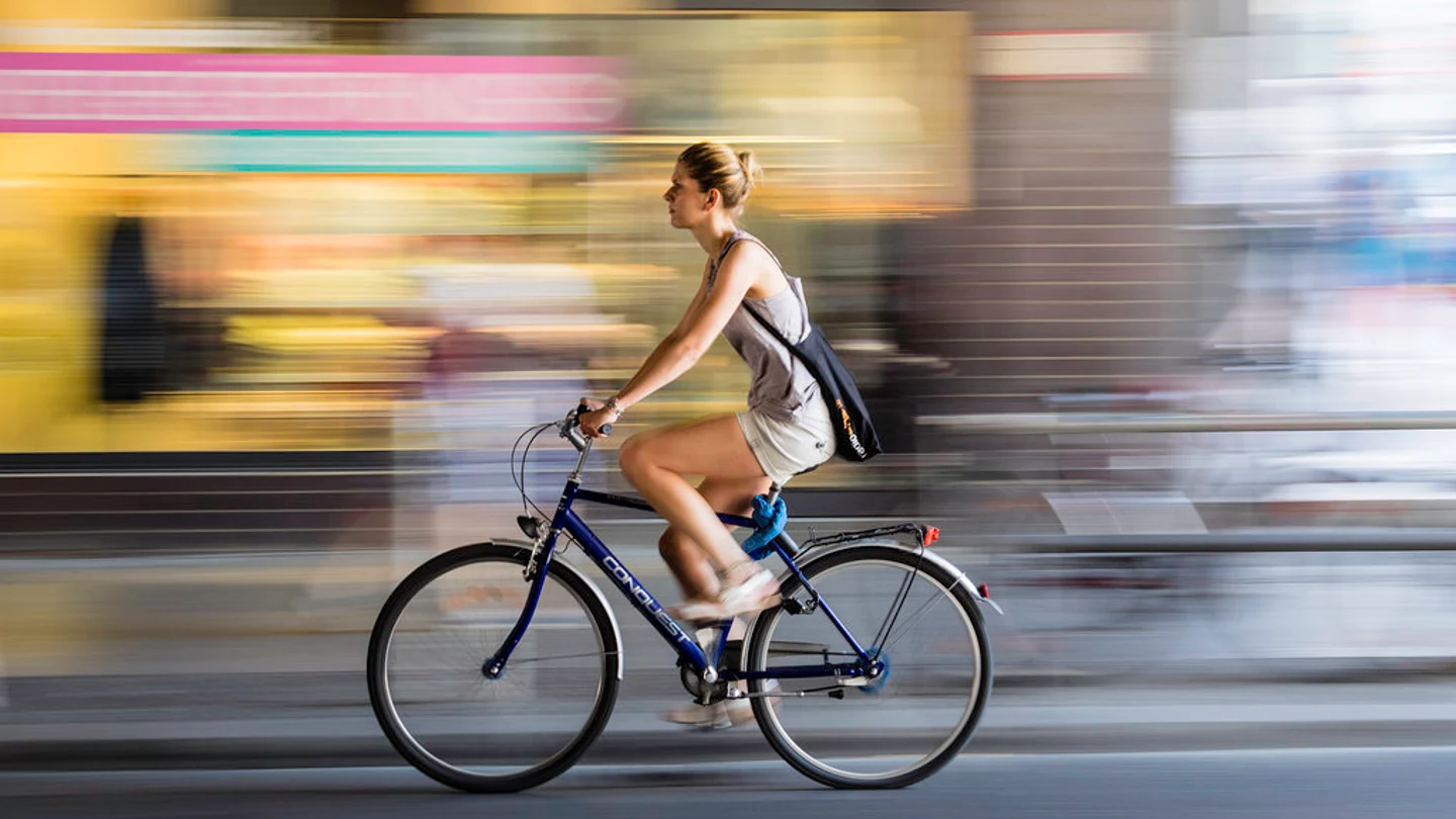 Mujer en bicicleta Mujer en bicicleta