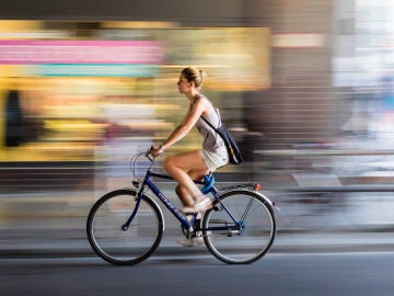Mujer en bicicleta Mujer en bicicleta