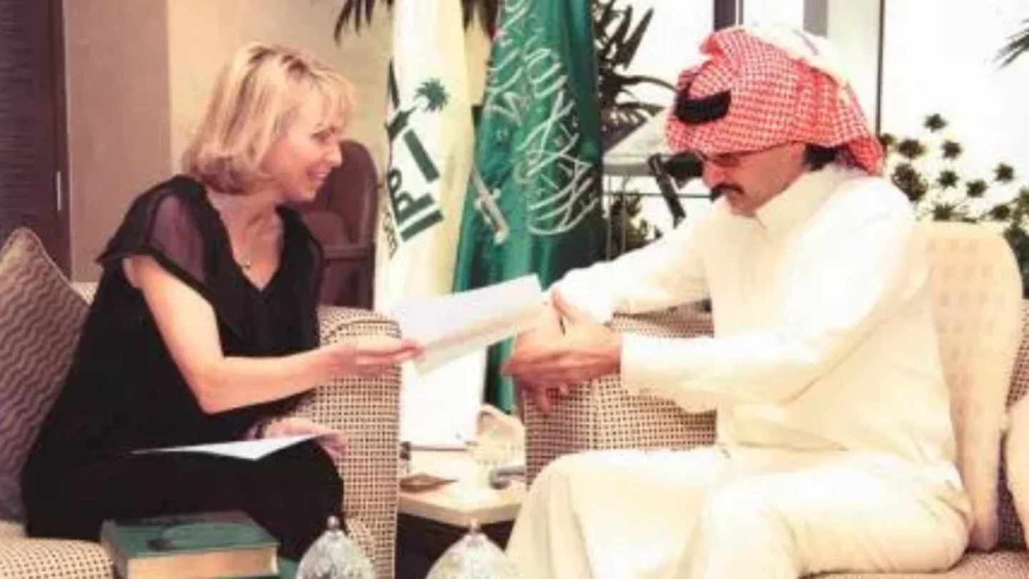 Corinna y el príncipe saudí Al-Waleed durante la reunión en una imagen publicada por el diario Al Riyad Corinna y el príncipe saudí Al-Waleed durante la reunión en una imagen publicada por el diario Al Riyad