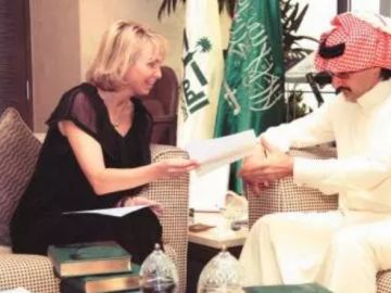 Corinna y el príncipe saudí Al-Waleed durante la reunión en una imagen publicada por el diario Al Riyad Corinna y el príncipe saudí Al-Waleed durante la reunión en una imagen publicada por el diario Al Riyad