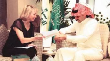 Corinna y el príncipe saudí Al-Waleed durante la reunión en una imagen publicada por el diario Al Riyad