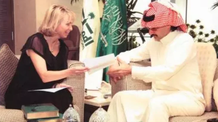 Corinna y el príncipe saudí Al-Waleed durante la reunión en una imagen publicada por el diario Al Riyad