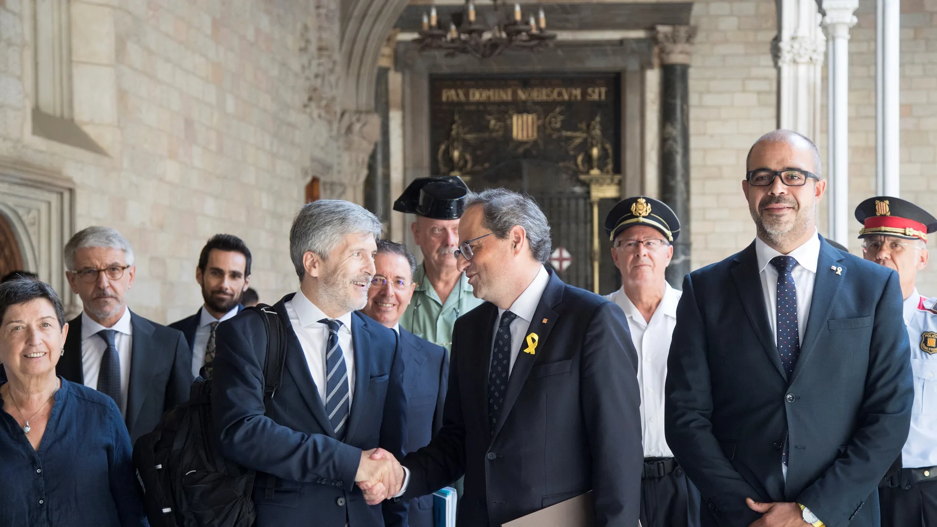El presidente de la Generalitat,Quim Torra (2d), junto al conseller de Interior Miquel Buch (d) saluda al ministro de Interior, Fernando Grande-Marlaska