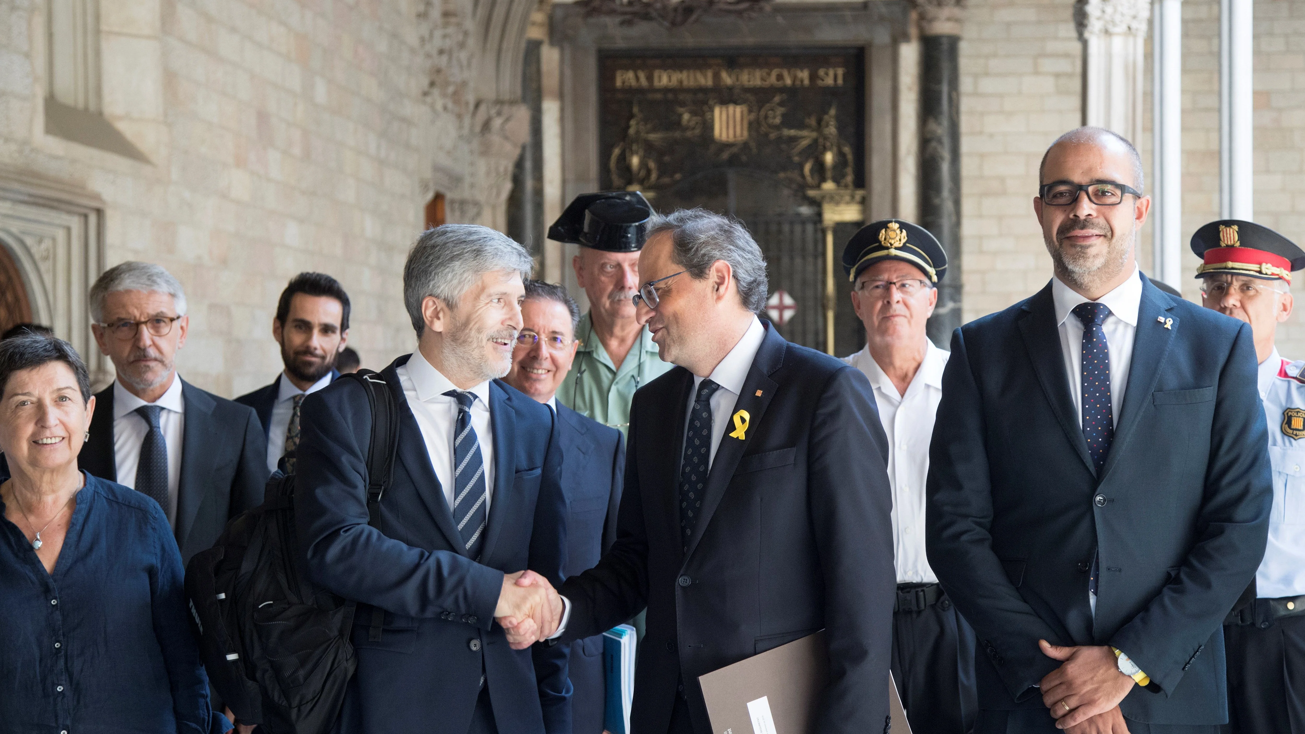 El presidente de la Generalitat,Quim Torra (2d), junto al conseller de Interior Miquel Buch (d) saluda al ministro de Interior, Fernando Grande-Marlaska