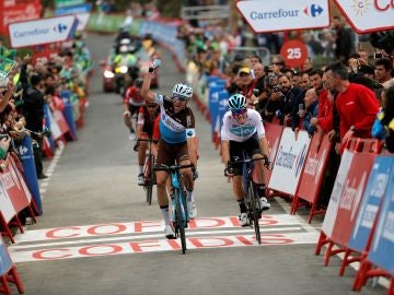 Geniez celebra su triunfo en la etapa de la Vuelta Geniez celebra su triunfo en la etapa de la Vuelta