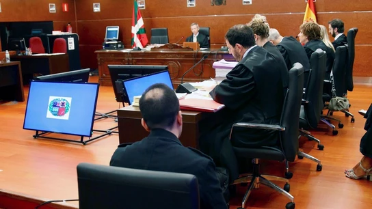 El presunto asesino (de espaldas) de una bebé en Vitoria a la que lanzó por una ventana El presunto asesino (de espaldas) de una bebé en Vitoria a la que lanzó por una ventana