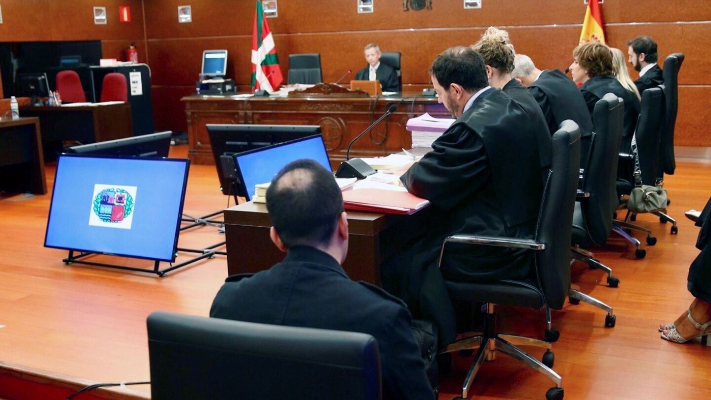 El presunto asesino (de espaldas) de una beb&eacute; en Vitoria a la que lanz&oacute; por una ventana