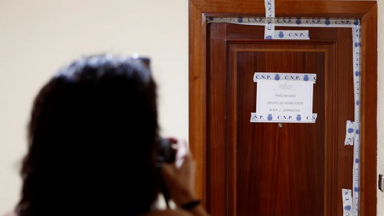 Puerta de la vivienda donde se produjo el suceso Puerta de la vivienda donde se produjo el suceso