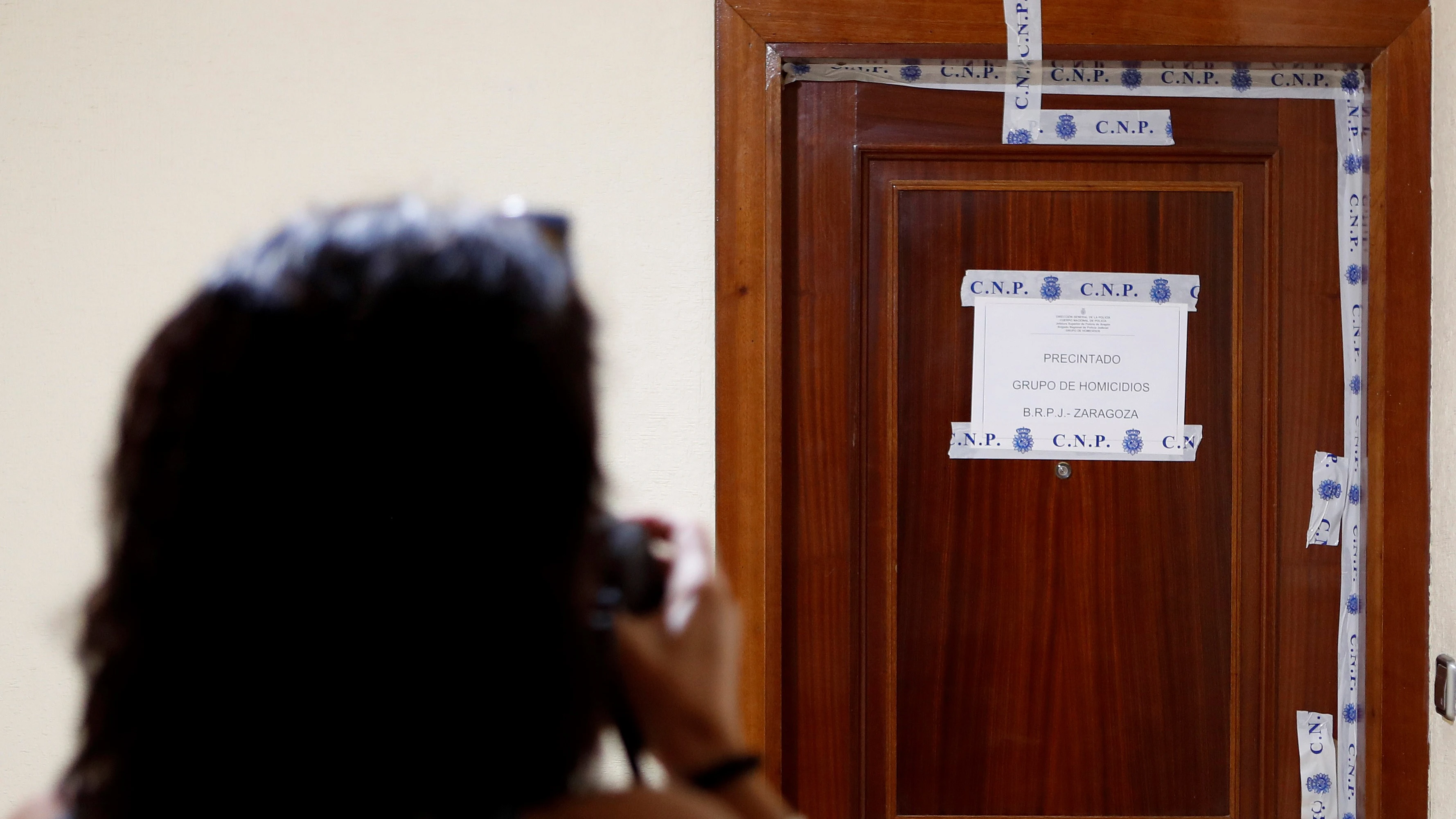 Puerta de la vivienda donde se produjo el suceso Puerta de la vivienda donde se produjo el suceso