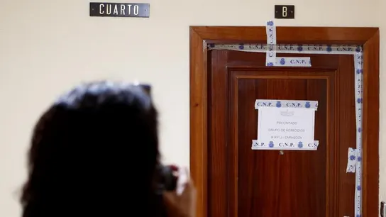 Puerta de la vivienda donde se produjo el suceso Puerta de la vivienda donde se produjo el suceso