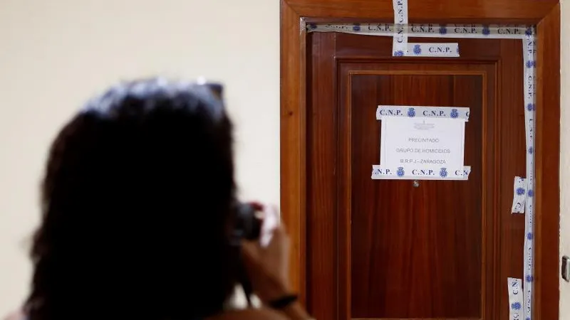 Puerta de la vivienda donde se produjo el suceso Puerta de la vivienda donde se produjo el suceso