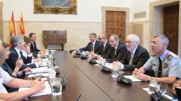El presidente de la Generalitat , Quim Torra (3d), junto al conseller de Interior Miquel Buch (2i) en la parte derecha de la mesa junto al ministro de Interior, Fernando Grande-Marlaska